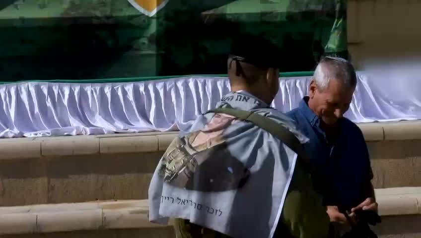 מרגש: אביו של סרן אריאל רייך ז"ל העניק את הכומתה לבנו