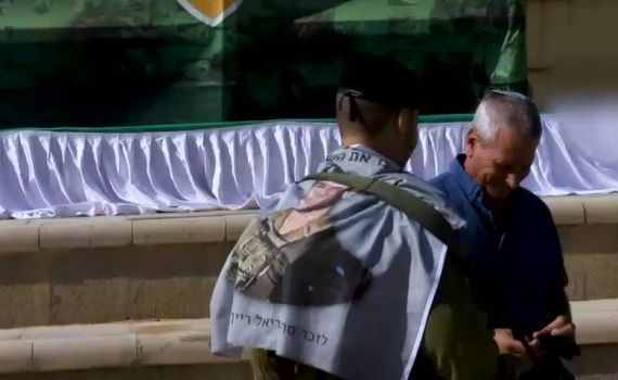 מרגש: אביו של סרן אריאל רייך ז"ל העניק את הכומתה לבנו