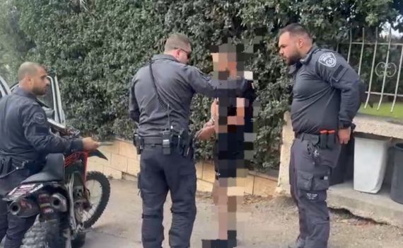 צפו במרדף הדרמטי | נהג בפרעות באופנוע ללא רישיון