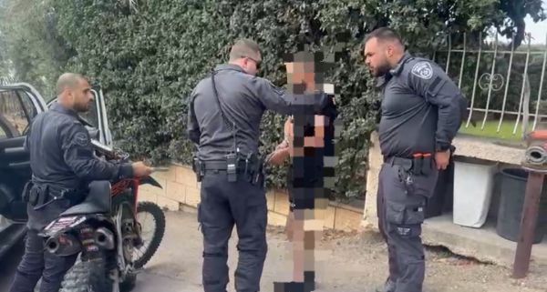 צפו במרדף הדרמטי | נהג בפרעות באופנוע ללא רישיון