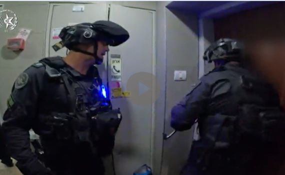 שוטרים חילצו לכודים במרכז בעזרת טכנולוגיה מיוחדת. צפו