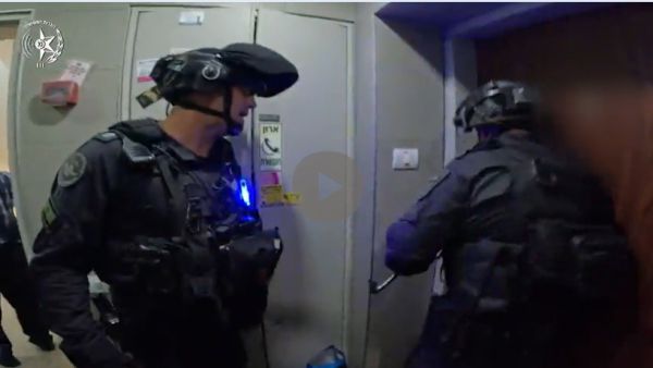 שוטרים חילצו לכודים במרכז בעזרת טכנולוגיה מיוחדת. צפו