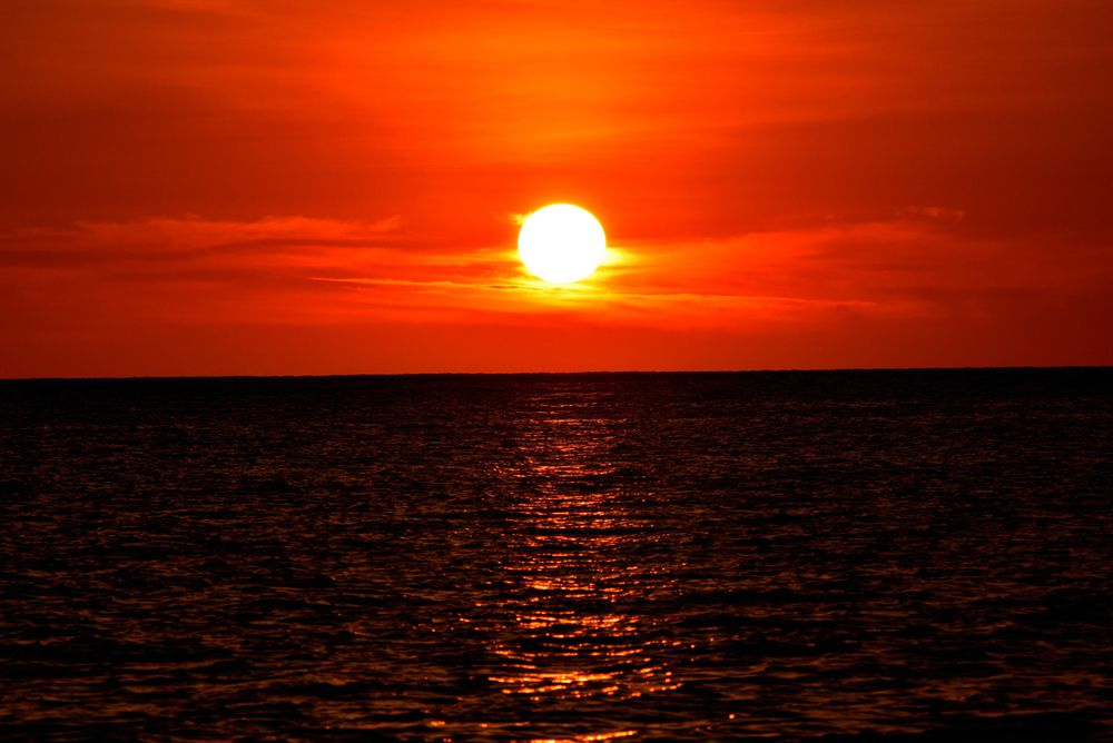 פיזור ריילי: למה השמיים כחולים והשקיעות אדומות?