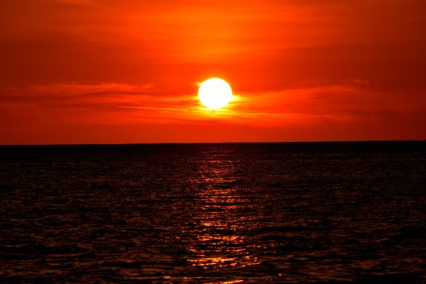 פיזור ריילי: למה השמיים כחולים והשקיעות אדומות?