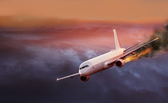 הודו: מטוס עם 240 נוסעים התרסק בלב שכונת מגורים | תיעוד