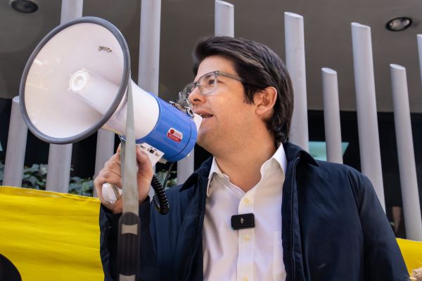 קולומביה: מועמד לנשיאות נורה בזמן אירוע בחירות | תיעוד