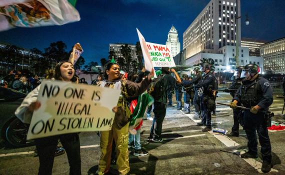 יום 3 של מחאות בלוס אנג'לס: עשרות עצורים בעימותים עם שוטרים