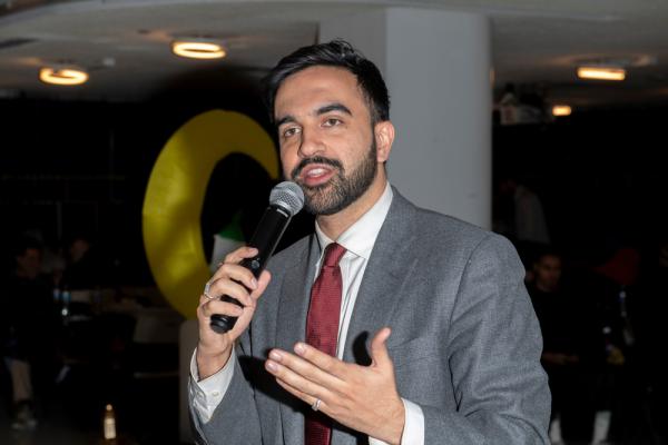 דרמה בניו יורק: המועמד הפרו-פלסטיני מוביל במירוץ לראשות העיר