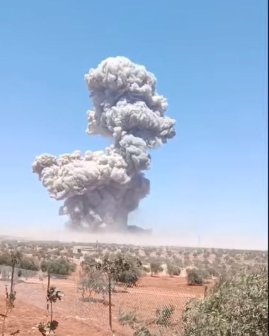 תיעוד מטורף מסוריה: פיצוץ מחסן נשק באידליב