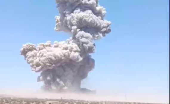 תיעוד מטורף מסוריה: פיצוץ מחסן נשק באידליב
