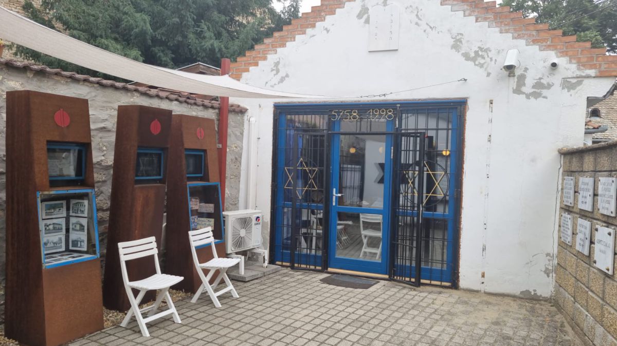 בעיירת האומנים סטנדטרה: זיכרון, מרציפן ובית כנסת קטן