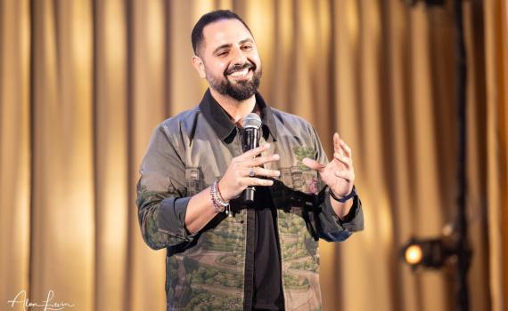 הצחקתם אותו: הסטנדאפיסט שמתכנן לכבוש את קיסריה