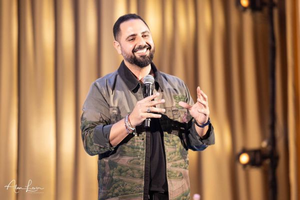 הצחקתם אותו: הסטנדאפיסט שמתכנן לכבוש את קיסריה