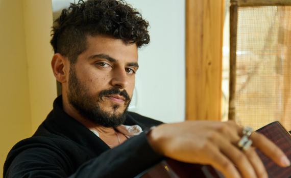 איבד את אימו, עכשיו הוא שר בשמה: דניאל וייס בשיר חדש