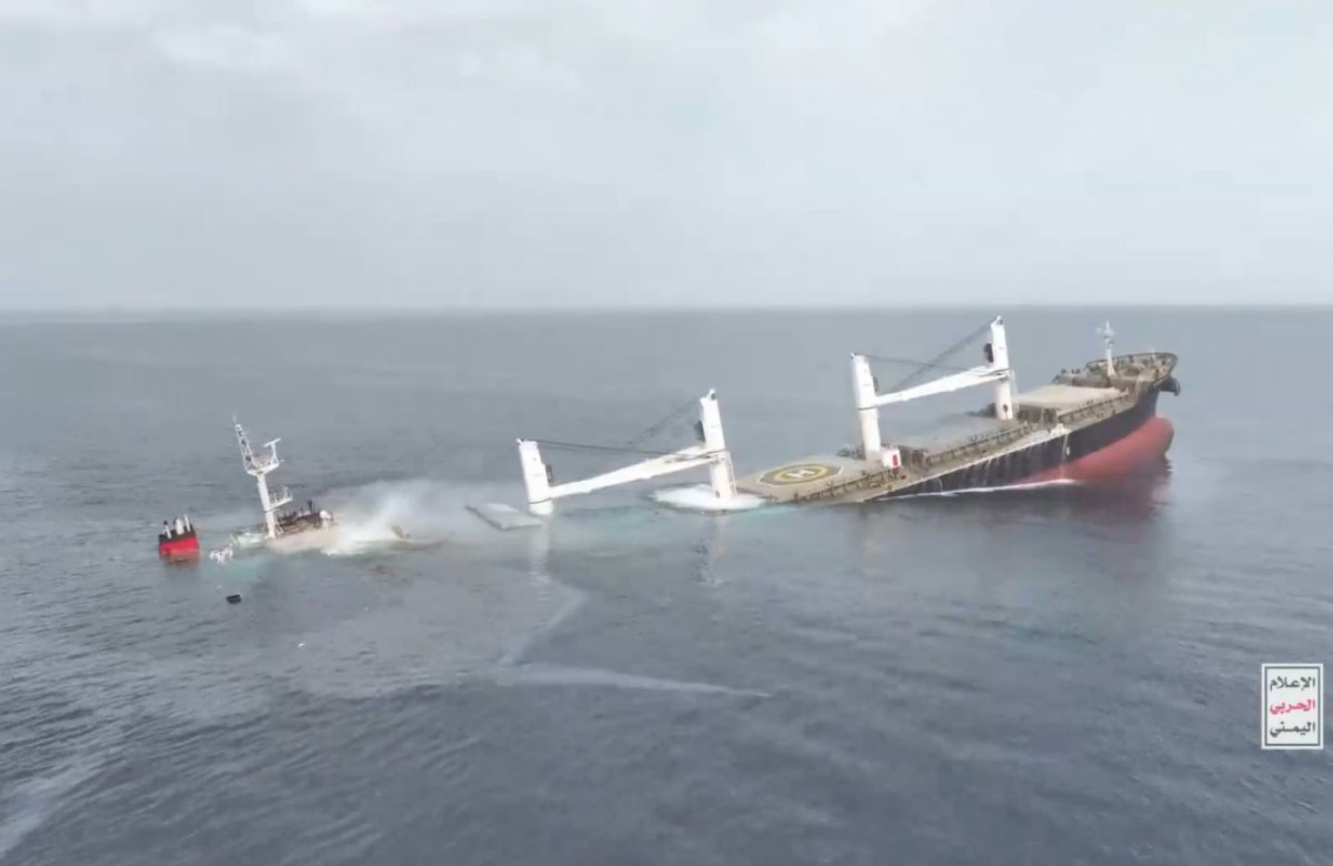 בשלושה טילי קרקע-ים: החות'ים מטביעים עוד ספינה. צפו