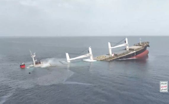 דרמה בים האדום: החות'ים תקפו ספינה נוספת, שעולה בלהבות