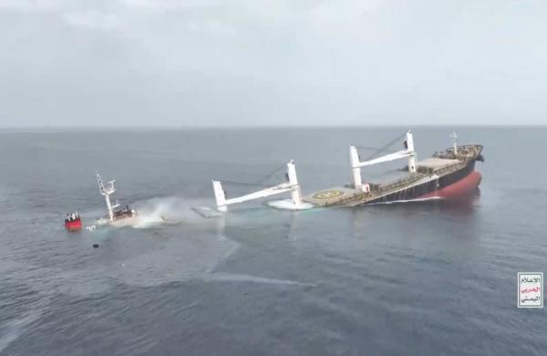 דרמה בים האדום: החות'ים תקפו ספינה נוספת, שעולה בלהבות