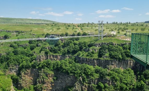 גאורגיה הקסומה: מבתי כנסת היסטוריים למערות נטיפים
