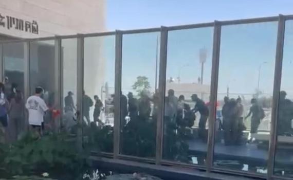 מפגיני שמאל ניסו לפרוץ למשרד המשפטים. צפו