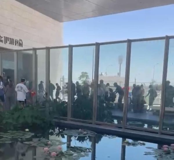 מפגיני שמאל ניסו לפרוץ למשרד המשפטים. צפו