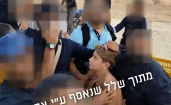 תיעוד מזעזע: עשרות מחבלי חמאס מלטפים את יגיל יעקב