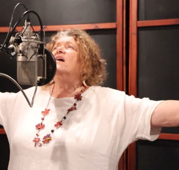 לראשונה בקריירה שלה: לאה שבת משיקה סינגל באנגלית