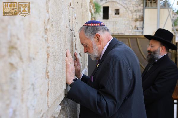 שגריר ארצות הברית בישראל הגיע לתפילה בכותל