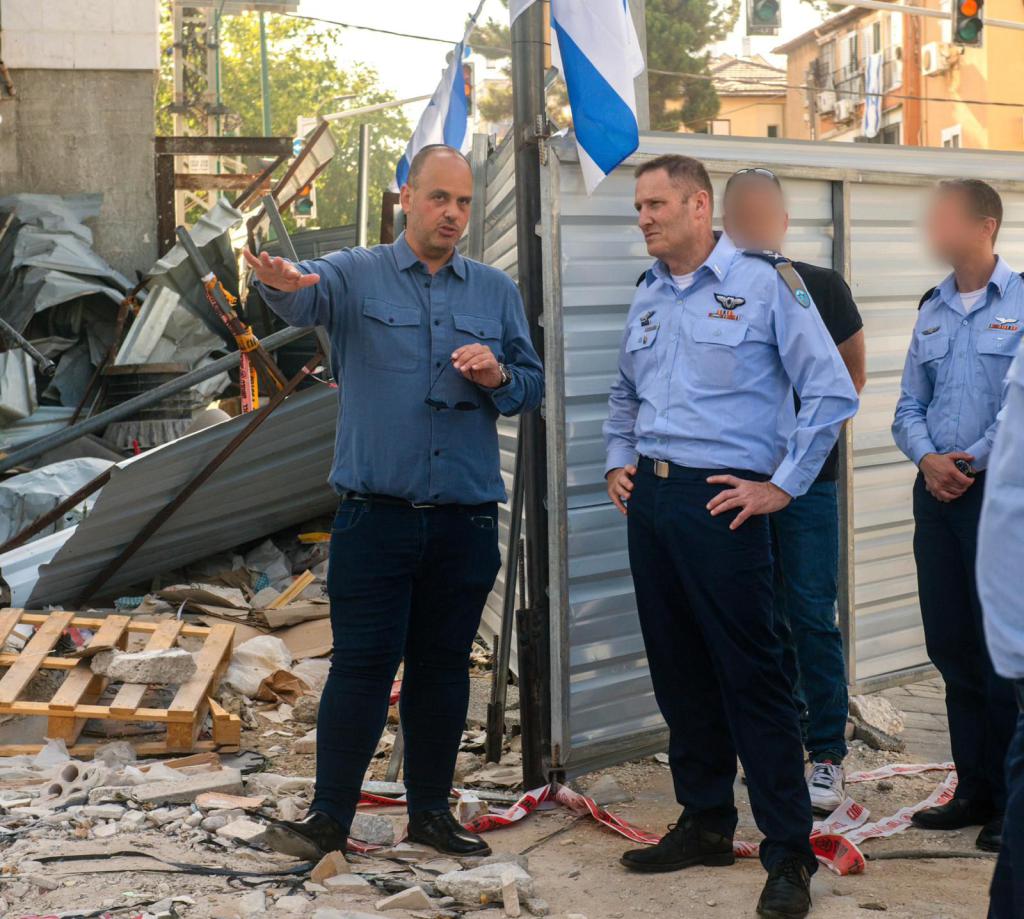לראשונה: מפקד חיל האוויר ביקר בזירת הפגיעה של הטיל האיראני
