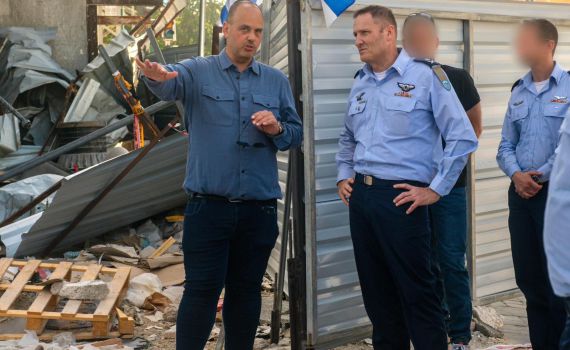 לראשונה: מפקד חיל האוויר ביקר בזירת הפגיעה של הטיל האיראני