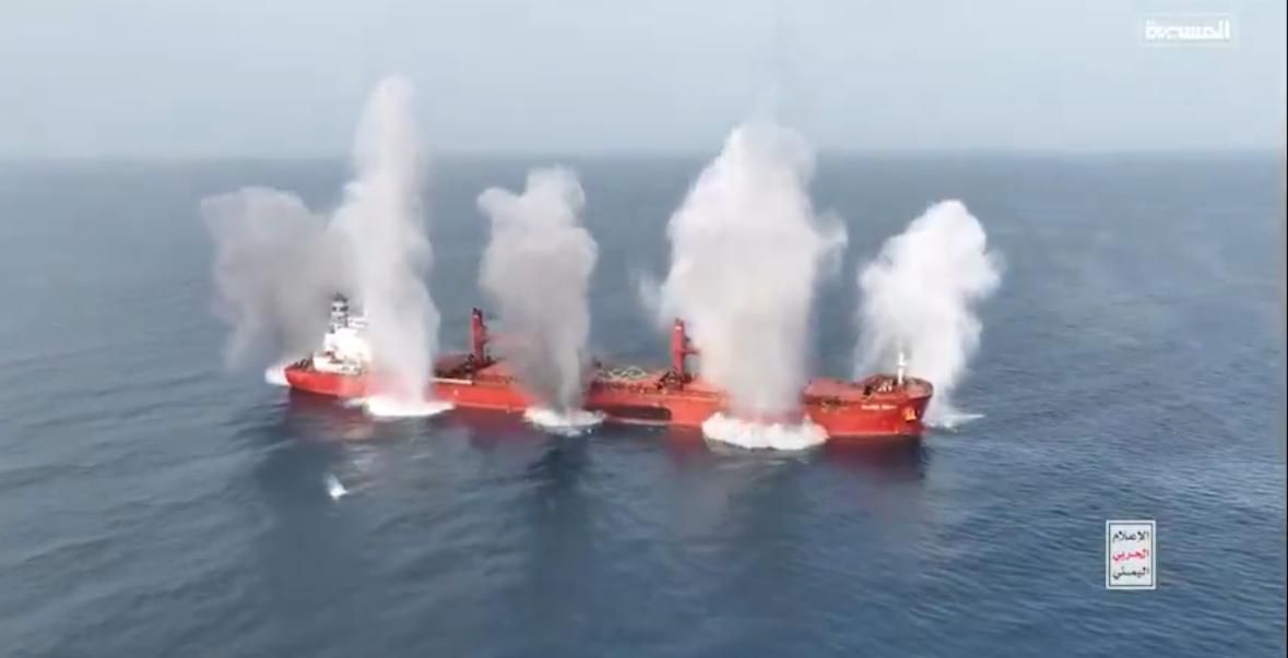 תיעוד דרמטי: החות'ים מטביעים ספינה בריטית בעשרות פיצוצים