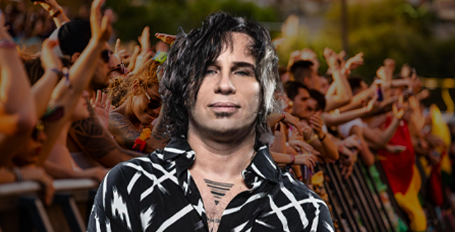 על רקע הסערה: סקאזי יניף דגל ישראל בגאווה בטומורולנד