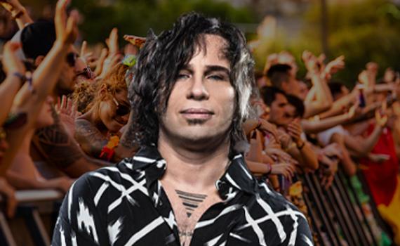 על רקע הסערה: סקאזי יניף דגל ישראל בגאווה בטומורולנד