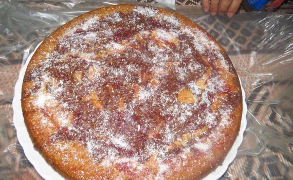 רעב בעזה? מחבלי חמאס מתענגים על בשר טרי ועוגה. צפו