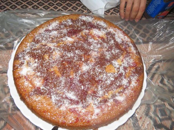 רעב בעזה? מחבלי חמאס מתענגים על בשר טרי ועוגה. צפו