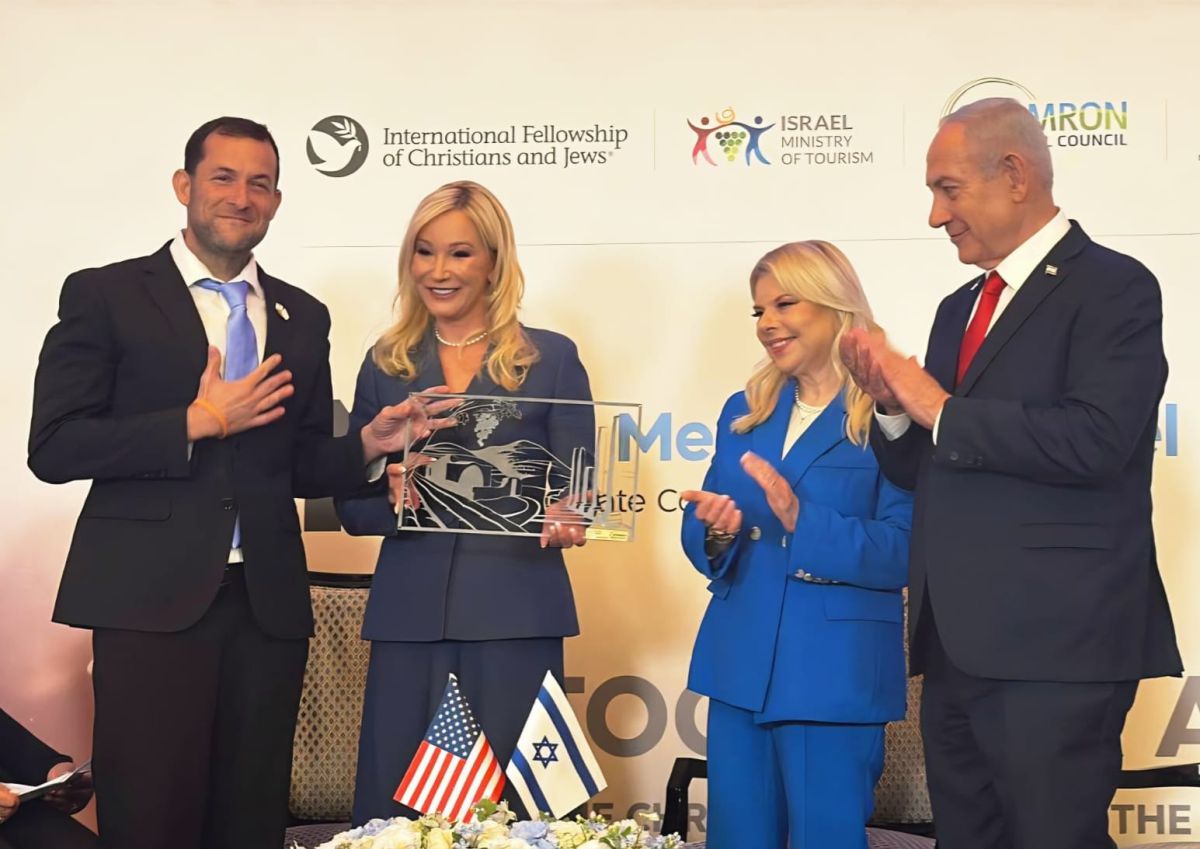 יועצת בכירה לטראמפ קיבלה תחריט מהשומרון במעמד ראש הממשלה