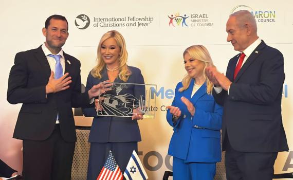 יועצת בכירה לטראמפ קיבלה תחריט מהשומרון במעמד ראש הממשלה