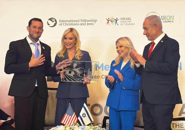 יועצת בכירה לטראמפ קיבלה תחריט מהשומרון במעמד ראש הממשלה