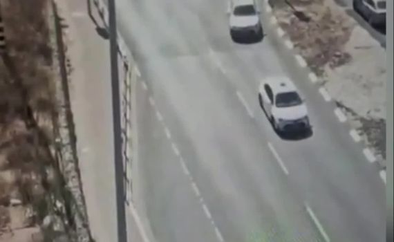 המחבל סטה מהכביש לעבר החיילים: תיעוד הפיגוע בבית ליד