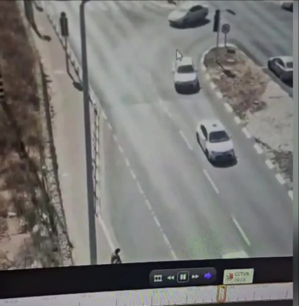 המחבל סטה מהכביש לעבר החיילים: תיעוד הפיגוע בבית ליד