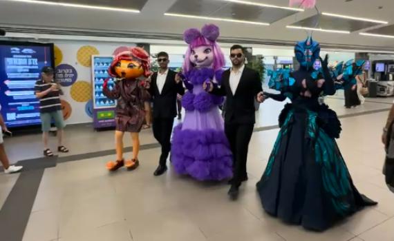 הופעה בהפתעה: מה קרה כשהזמר במסכה הגיע לרכבת? | צפו