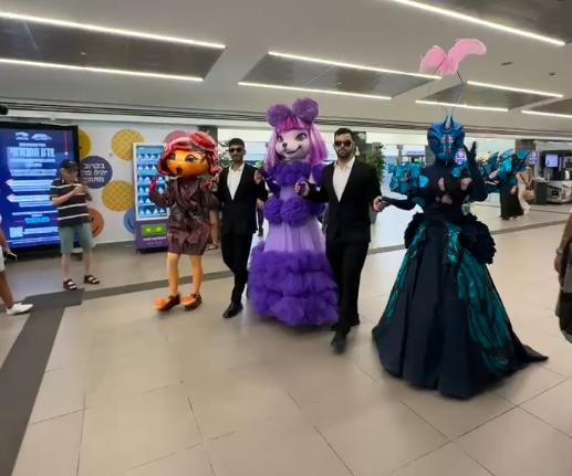 הופעה בהפתעה: מה קרה כשהזמר במסכה הגיע לרכבת? | צפו