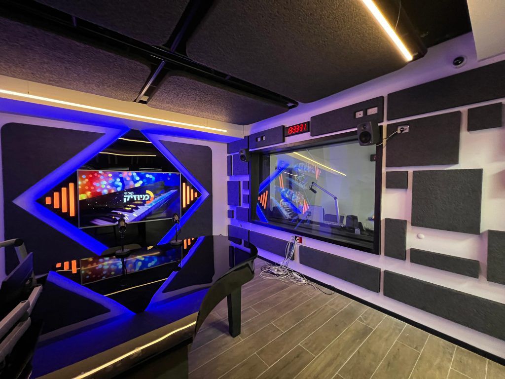 השדרן הסרוג האחרון עוזב את קול חי מיוזיק