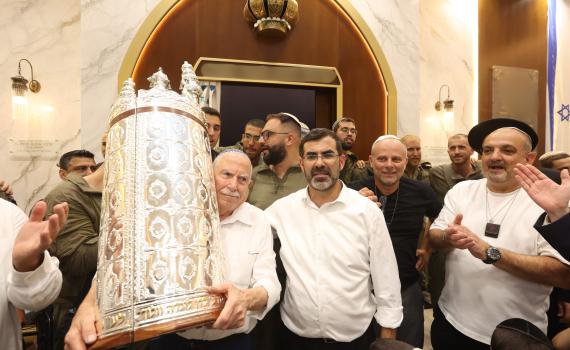 ספר התורה של יד לאחים הוכנס לבית כנסת בהר חומה