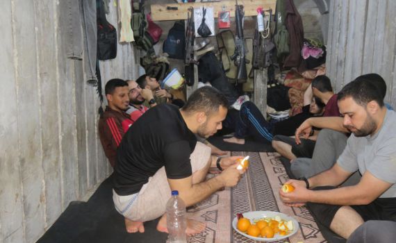 רעב בעזה? מחבלי חמאס תועדו אוכלים בשר ופירות במנהרות