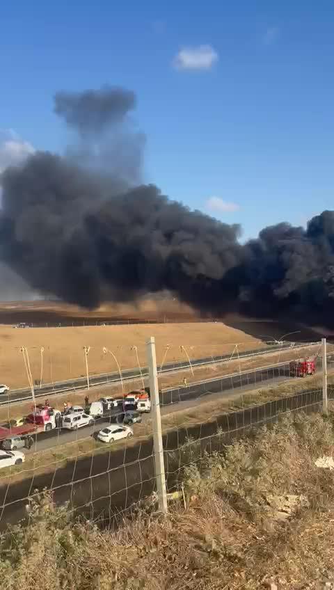 אירוע חריג בכביש 6: שריפה פרצה במשאית שהובילה חומרים מסוכנים