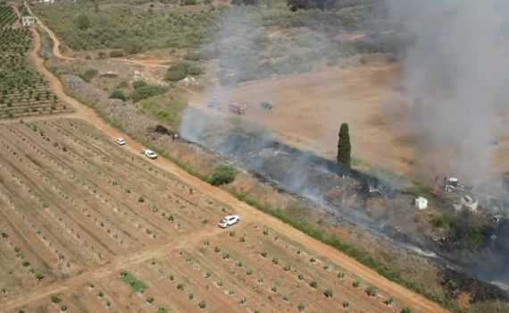 שריפת פסולת נרחבת סמוך לרחובות, נזק נגרם לרכבים ומבנים
