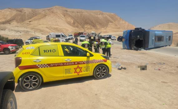 אוטובוס התהפך בצומת אלמוג; 7 פצועים בהם אחד בינוני