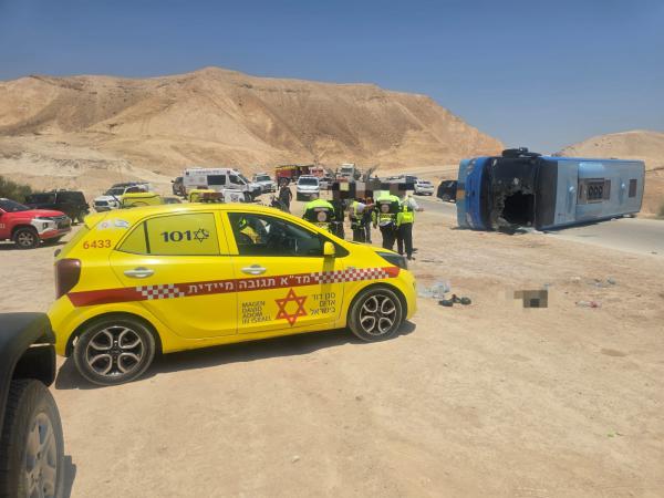 אוטובוס התהפך בצומת אלמוג; 7 פצועים בהם אחד בינוני