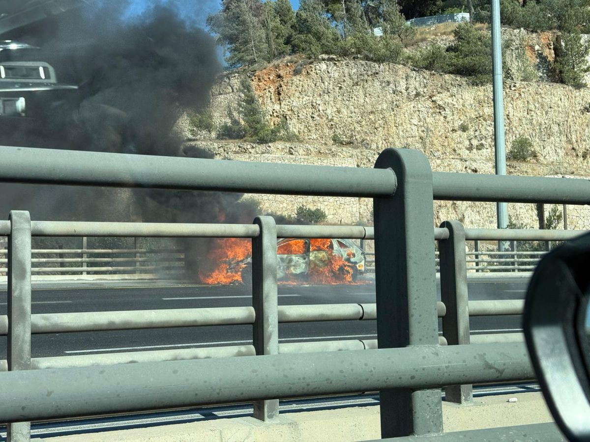 רכב עלה באש בכביש בגין בירושלים שנחסם לתנועה