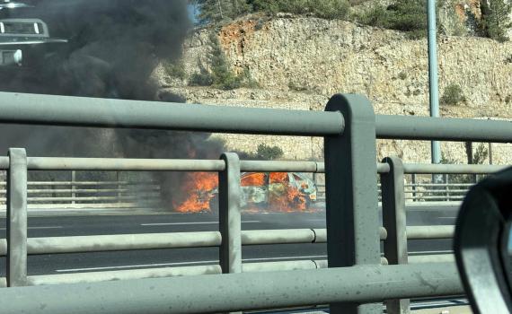 רכב עלה באש בכביש בגין בירושלים שנחסם לתנועה
